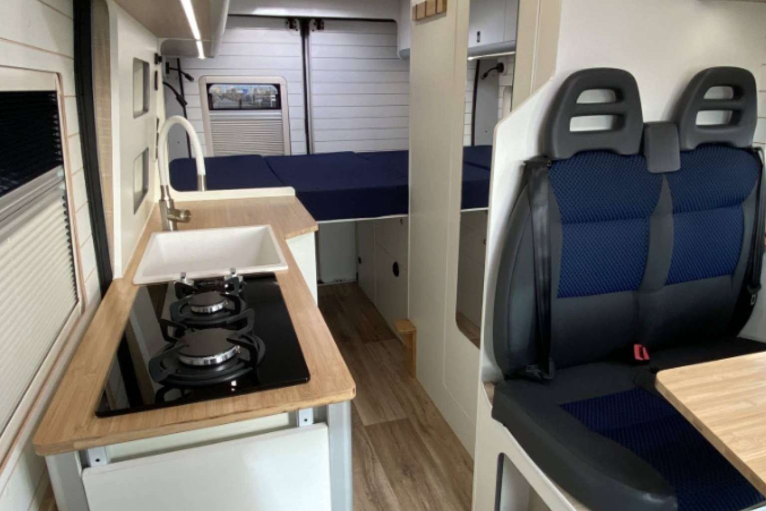 SurVan Camper propone un viaje en furgoneta camperizada por la costa de Andalucía