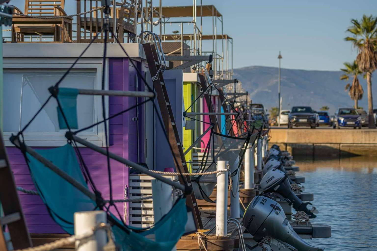 Conocer el municipio de La Línea de la Concepción alojándose en casas flotantes