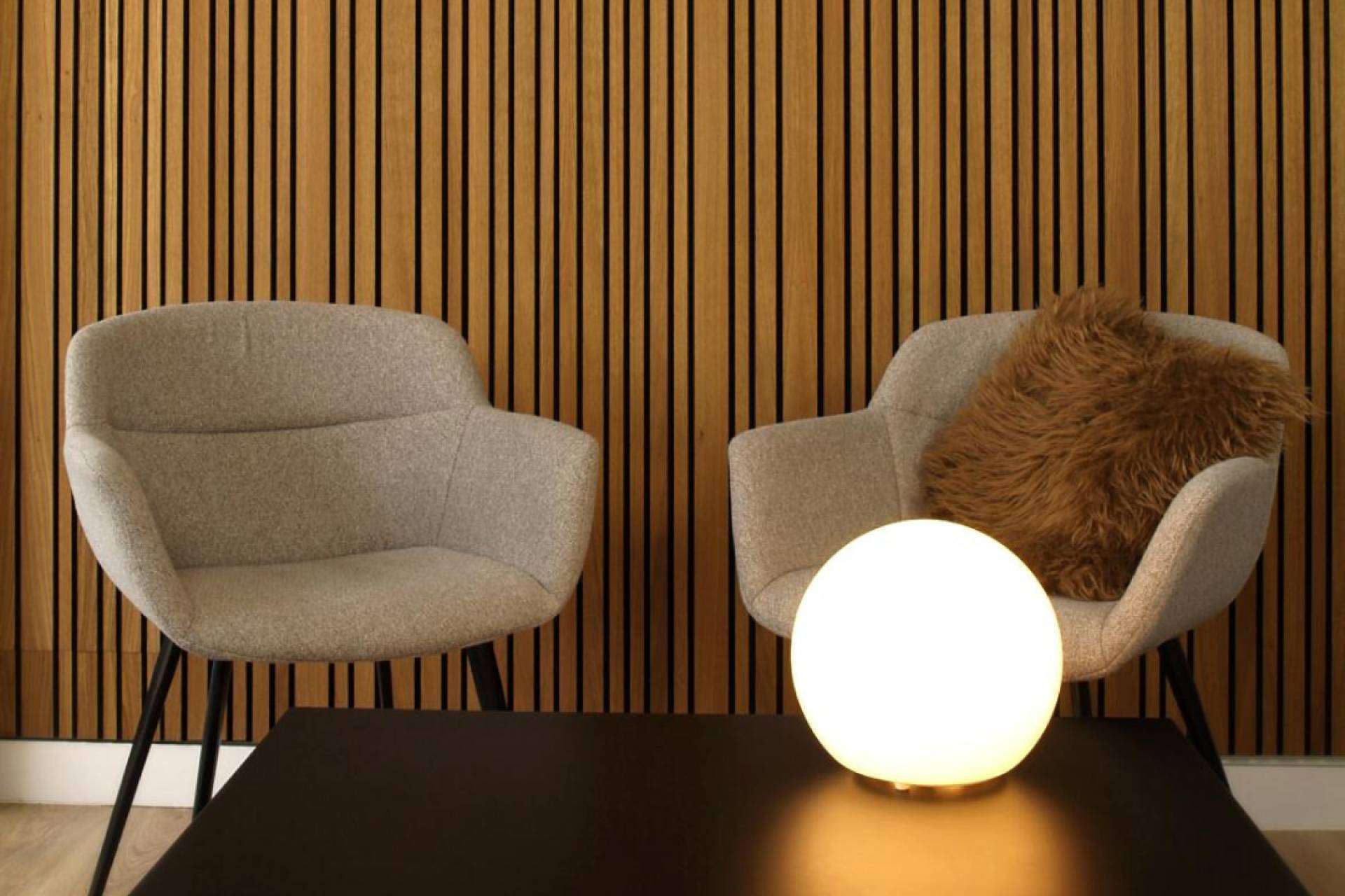 Paneles alistonados de madera y sus propiedades acústicas, con la tienda en línea Acústica Decorativa