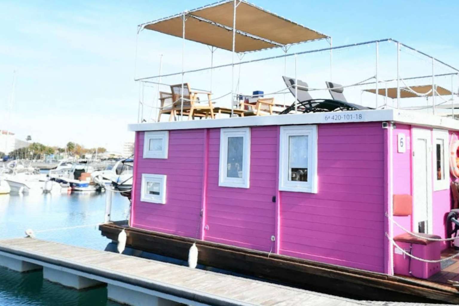 El puerto deportivo Alcaidesa Marina, el entorno de los hoteles flotantes de Boat Haus