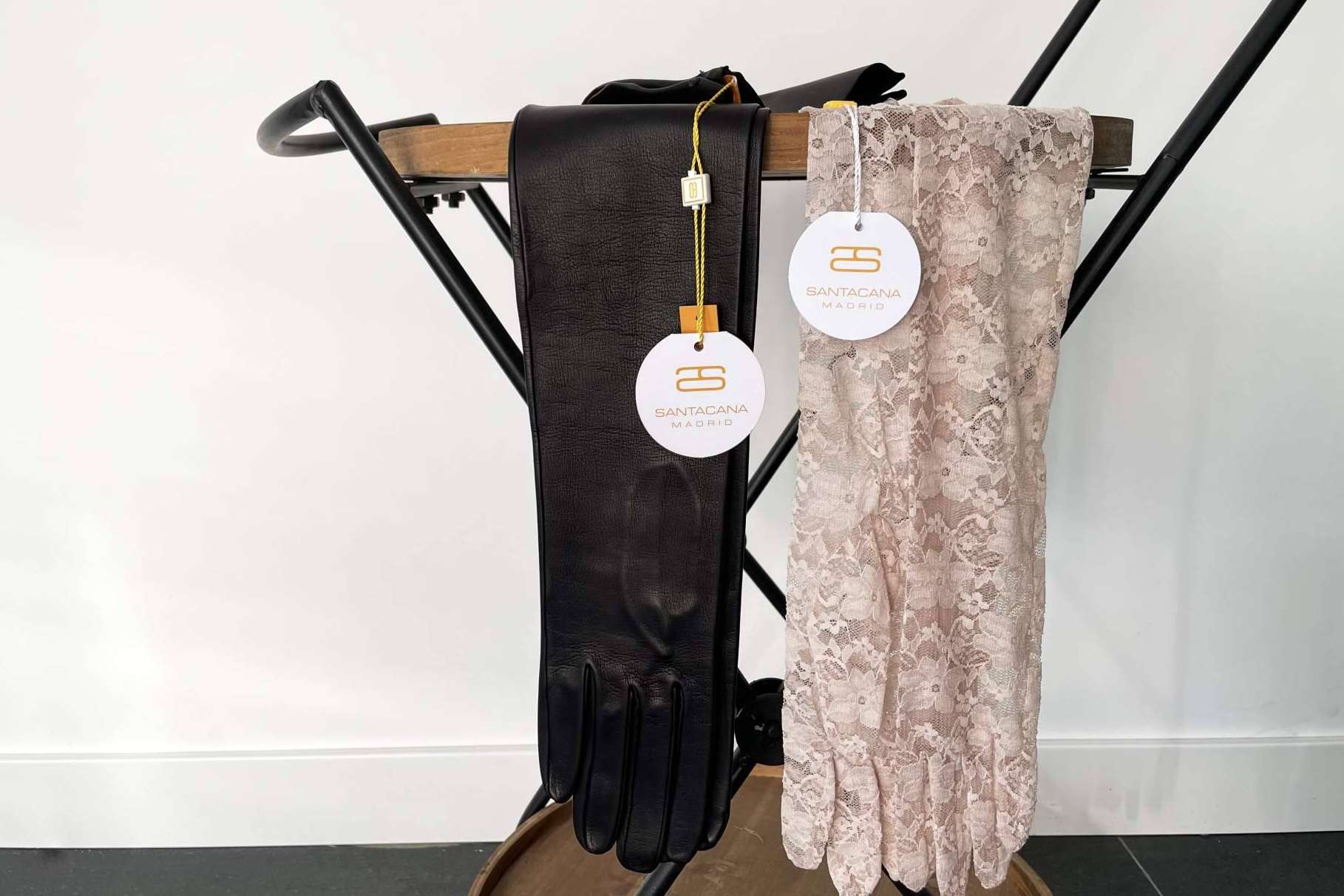 Santacana, el arte de la elegancia en guantes largos para asistir a eventos especiales