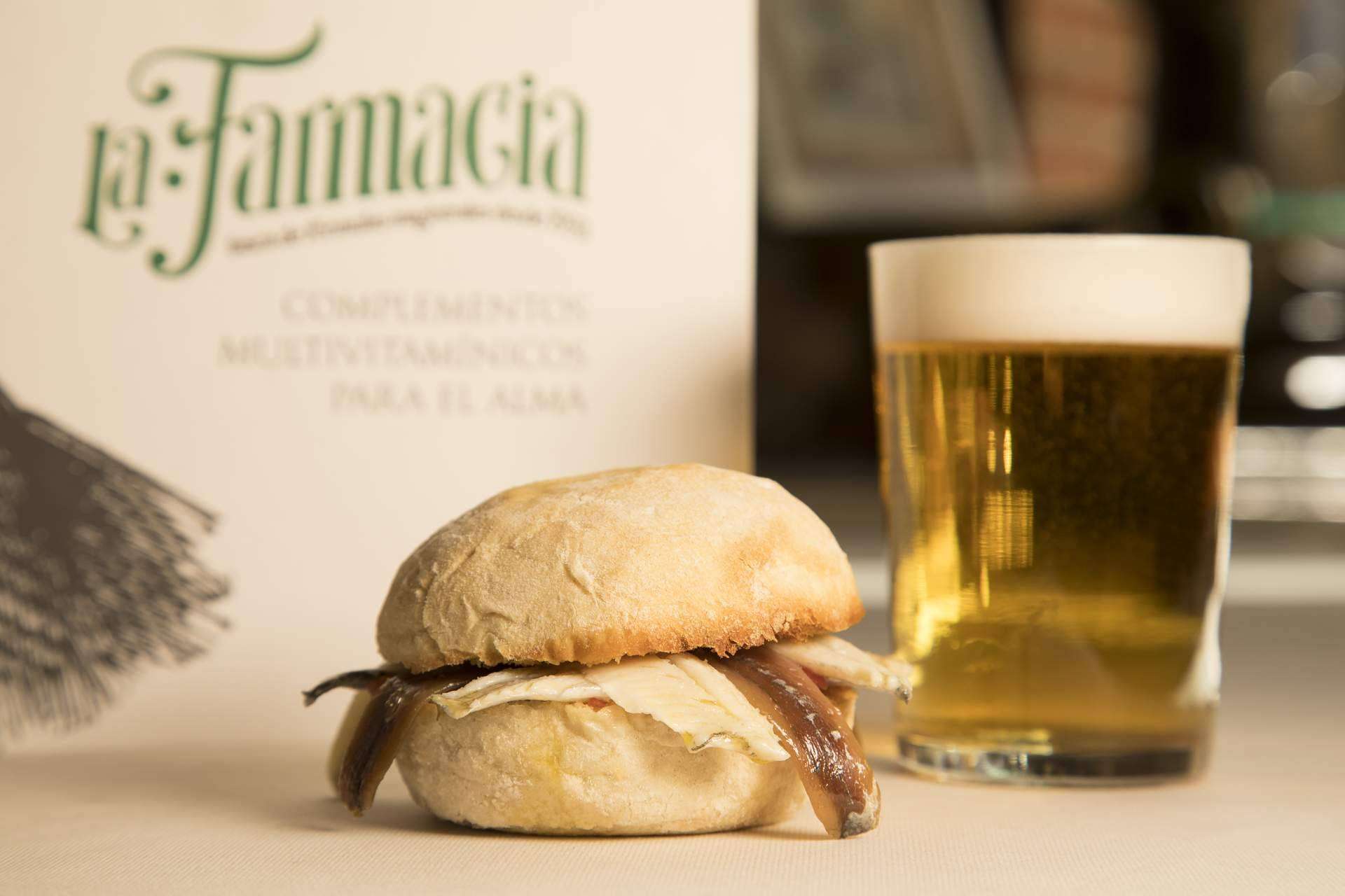 El restaurante Tasca La Farmacia ofrece una experiencia gastronómica auténtica en Madrid