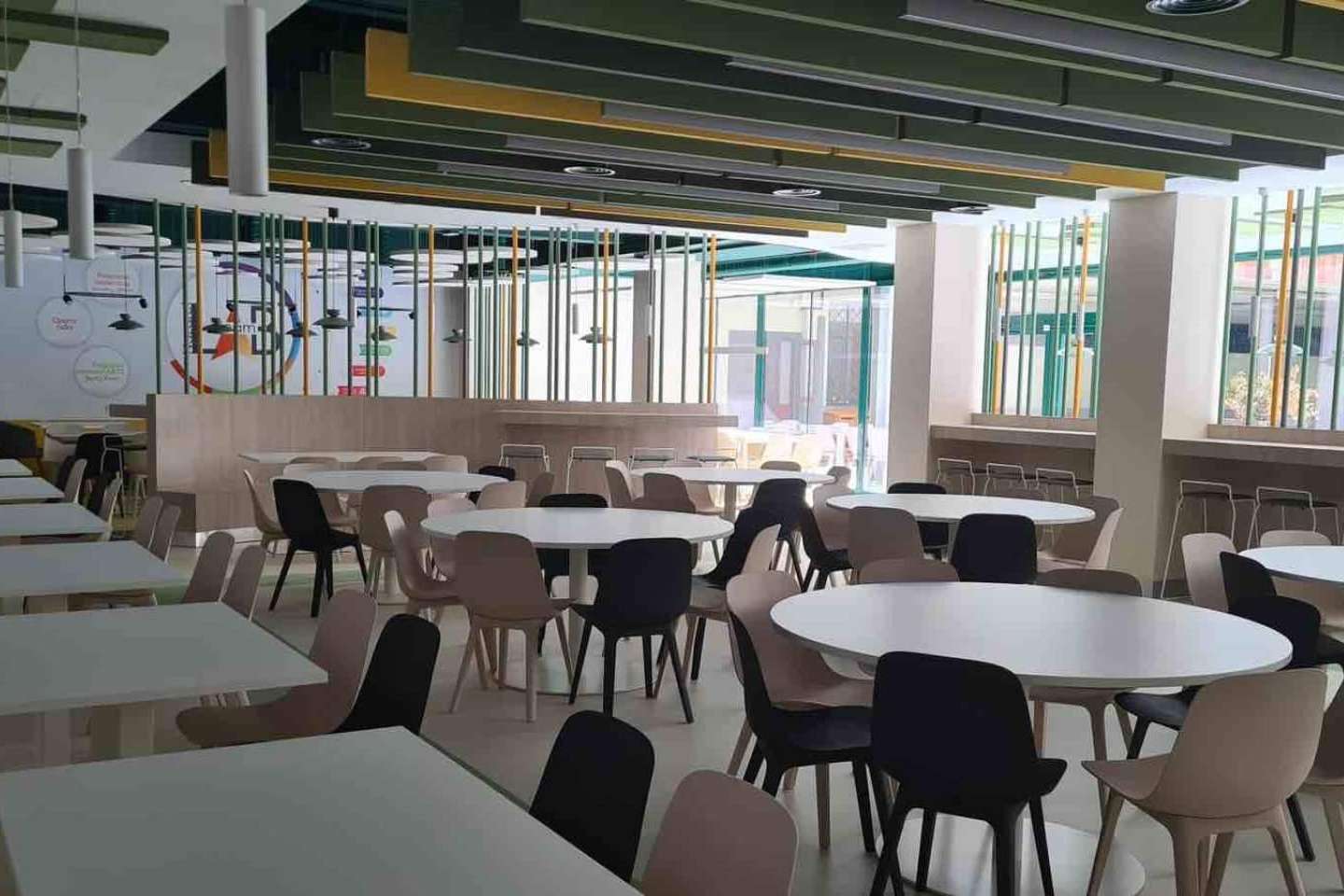 Paneles fonoabsorbentes para mejorar el acondicionamiento acústico de comedores de colegio