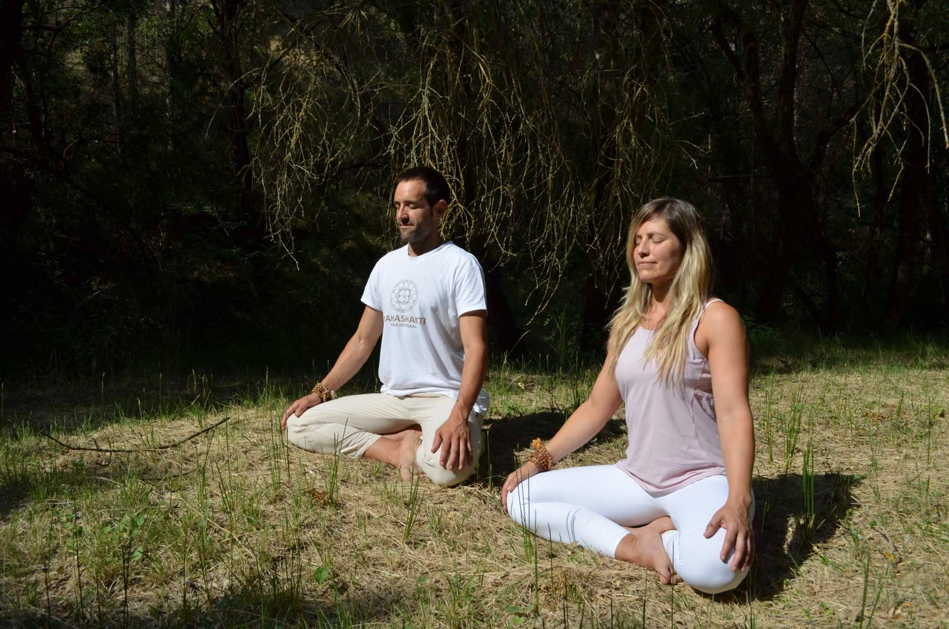 Asistir a retiros de yoga en plena naturaleza para conectar con uno mismo