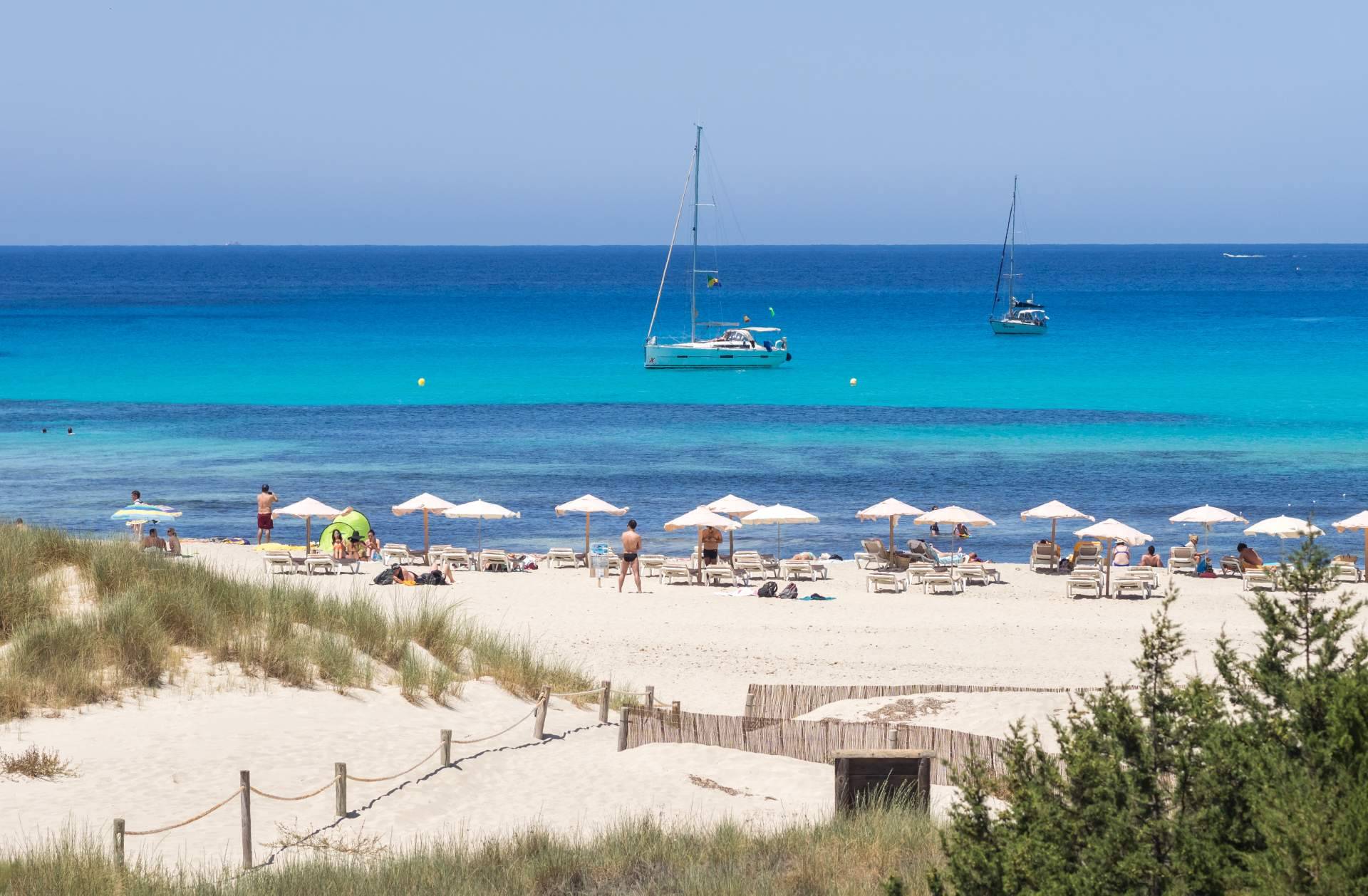 Las mejores playas de Ibiza y servicio de transporte privado para llegar a ellas, de la mano de Alpha VIP Transfer