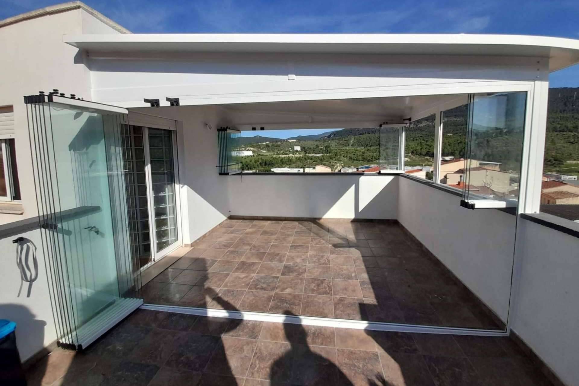 La empresa Proftek cuenta con expertos en cortinas de cristal en Alicante