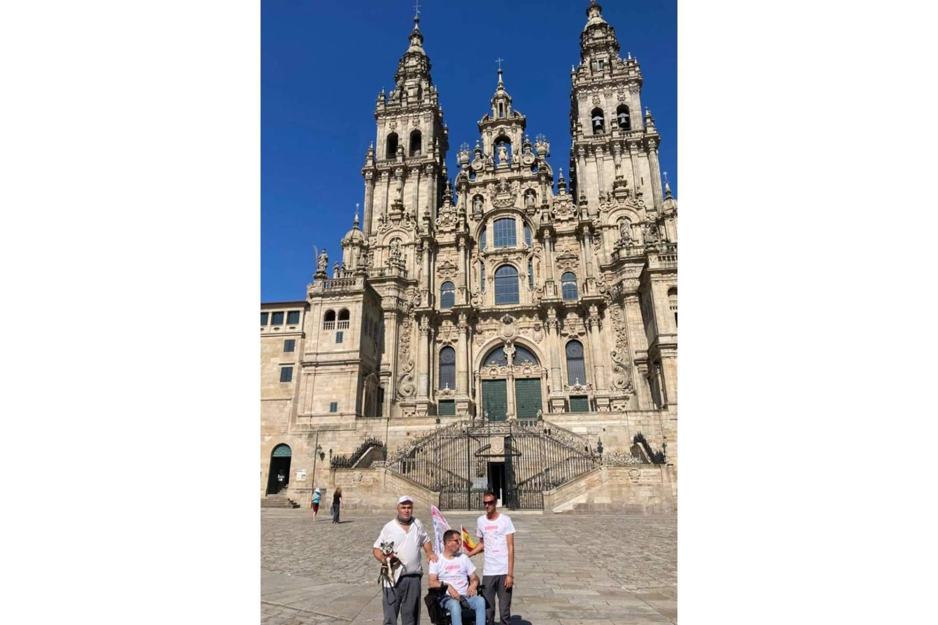 Reivindicación del cumplimiento de los derechos de las personas con discapacidad en España con la llegada de la Fundación Disgrup hasta el final del Camino de Santiago en sillas de ruedas