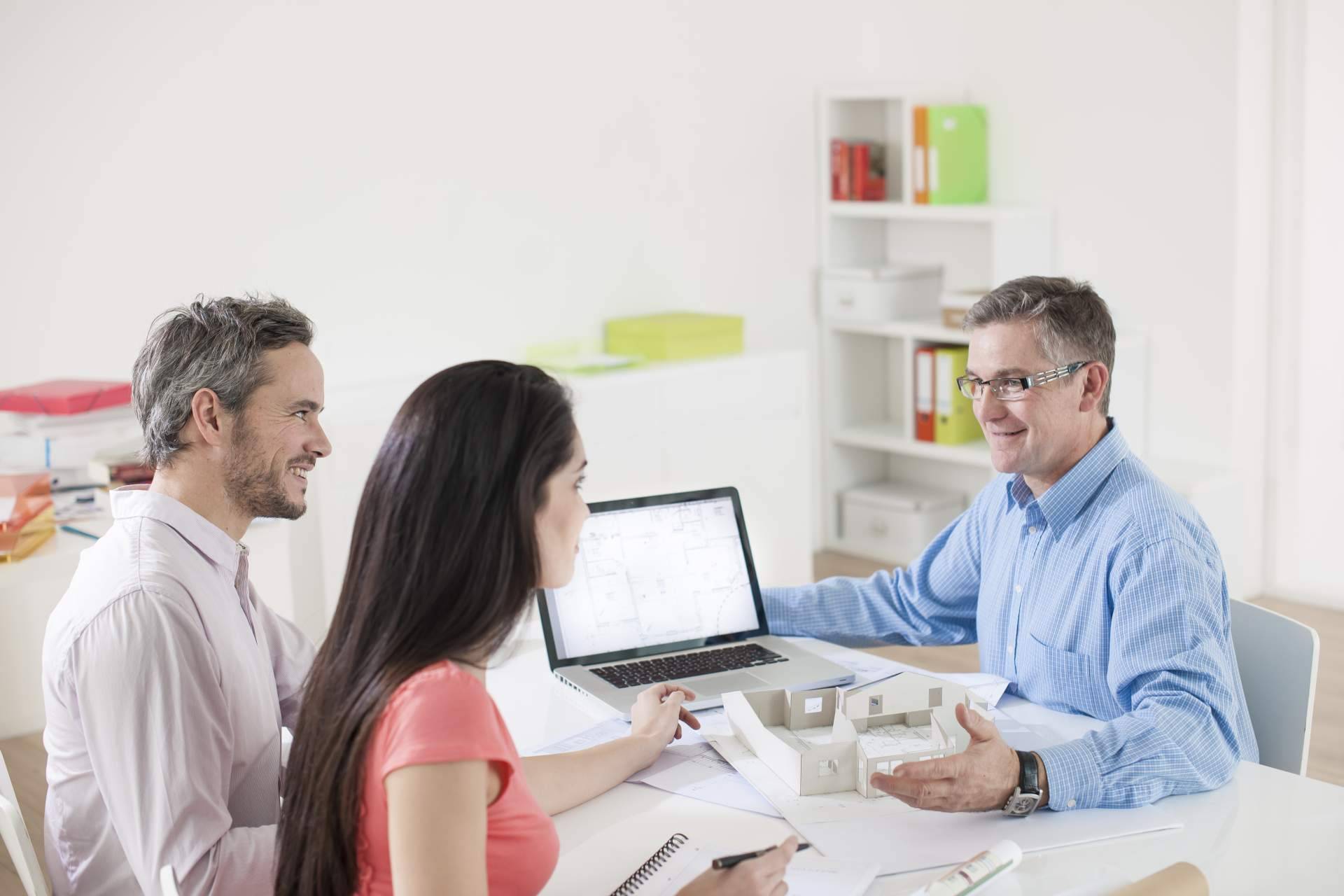 La relevancia de contar con un asesor inmobiliario y las ventajas de tenerlo online