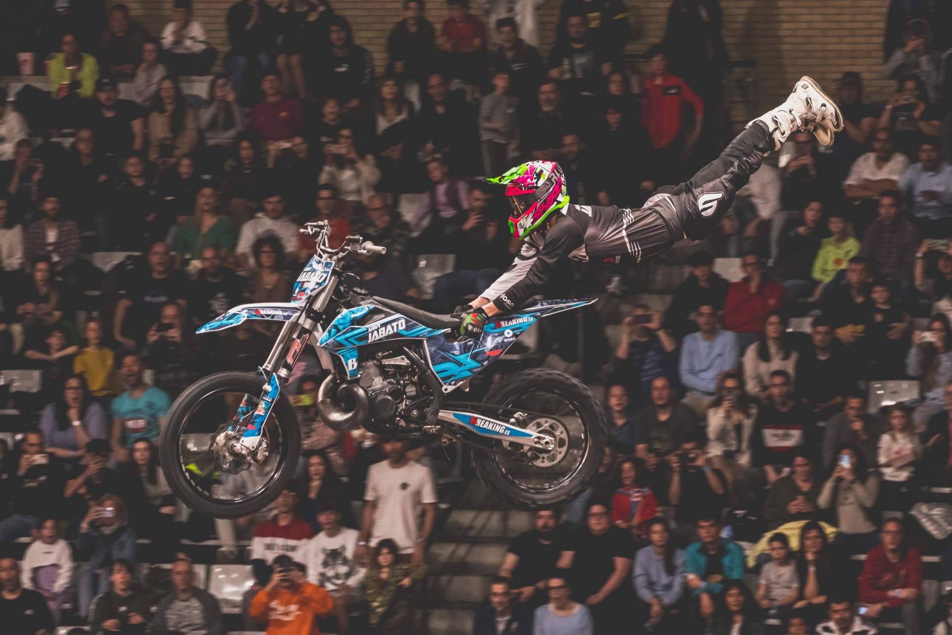 Espectáculo de acrobacias en moto exclusivo para los alumnos de la escuela de motocross Motoffroad de Zona Motor Ametlla Park por los pilotos del equipo Breaking de Freestyle Motocross
