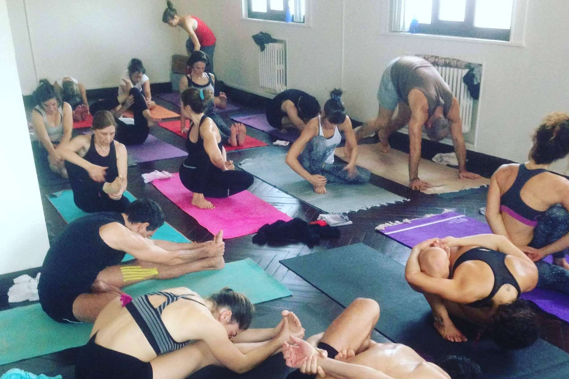Una escuela de yoga en Bilbao promueve la enseñanza personalizada