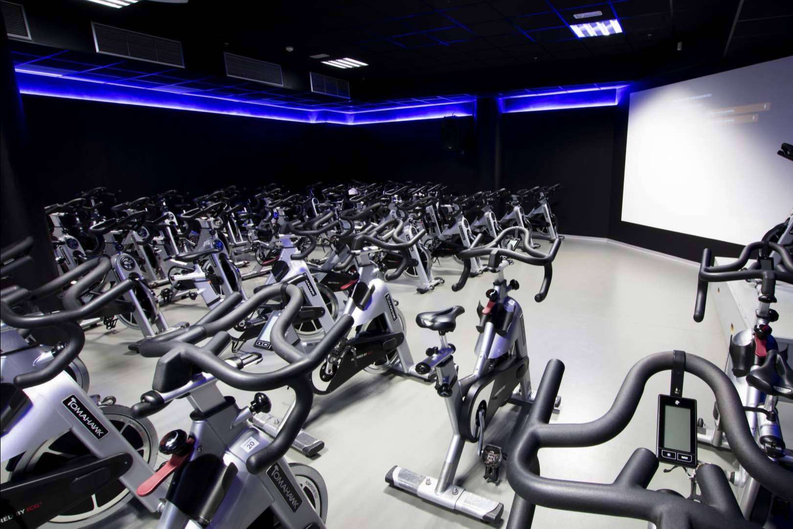 Disfrutar de una experiencia inmersiva de clase de cycling virtual en VivaGym