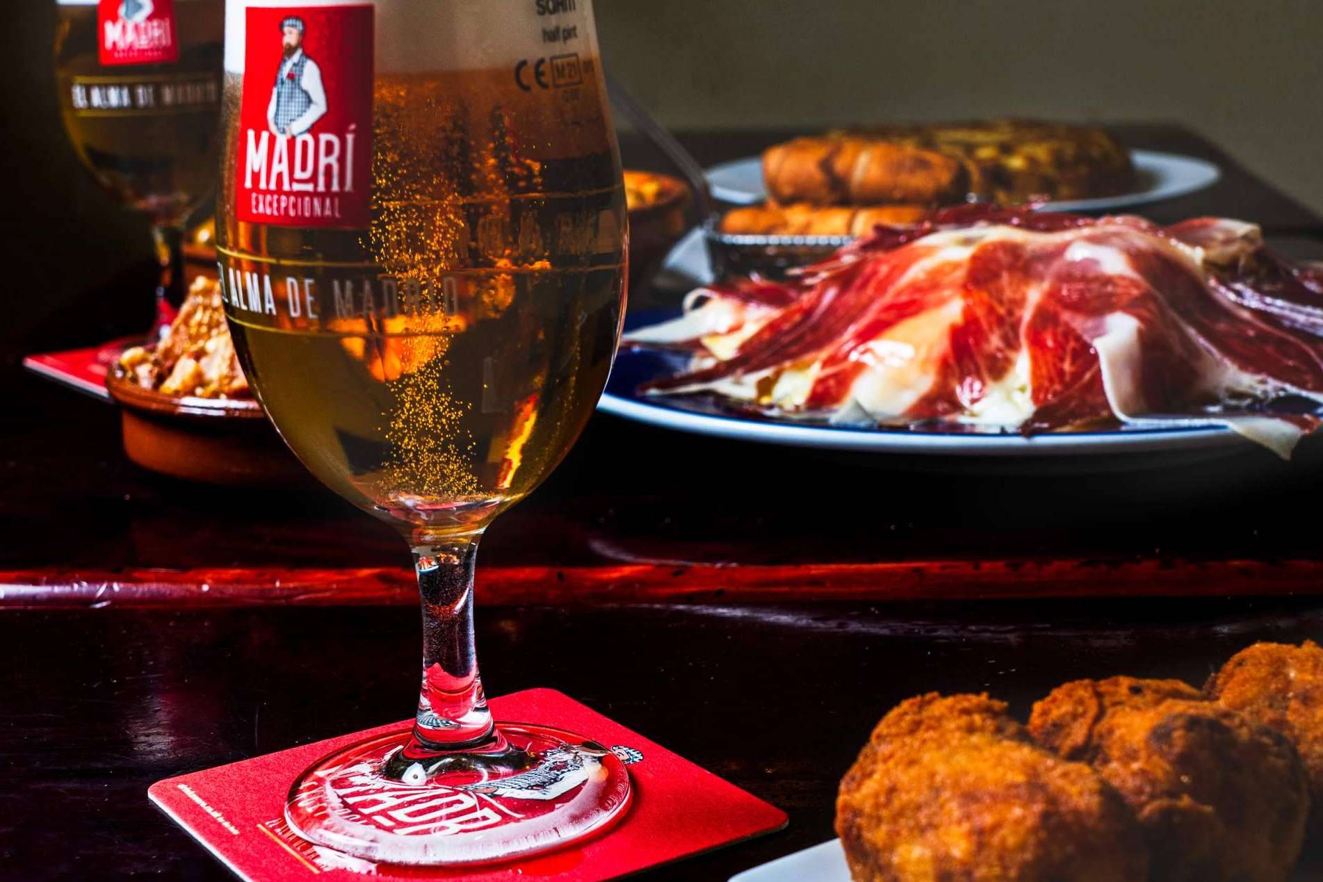 Una taberna centenaria donde disfrutar de comidas y bebidas, La Copla Madrid