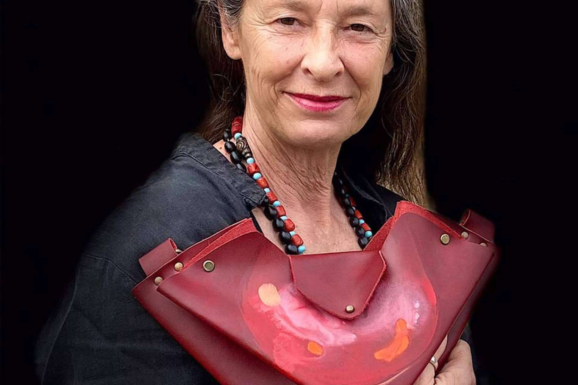 Araceli García; bolsos pintados a mano que combinan el arte y el diseño en una fusión única