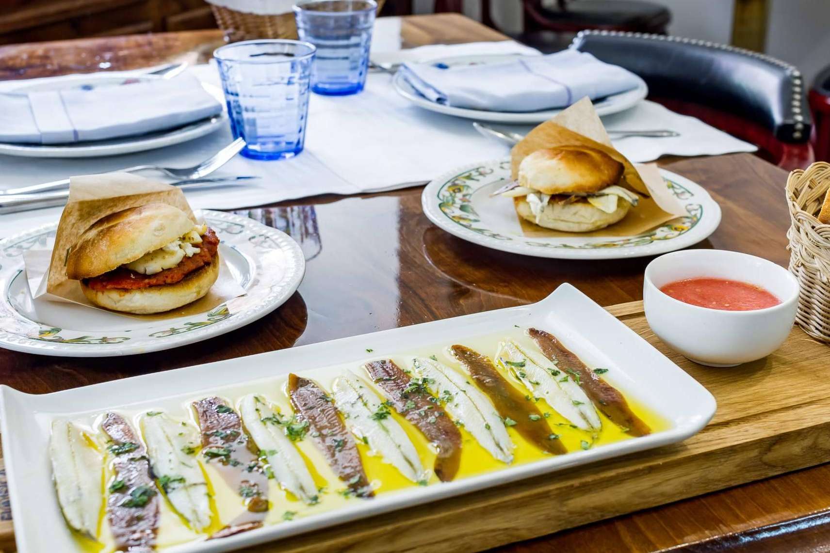 Tasca La Farmacia, un restaurante ubicado en Madrid que se especializa en tapas y raciones, famoso por sus deliciosos torreznos, bacalao y guisos caseros