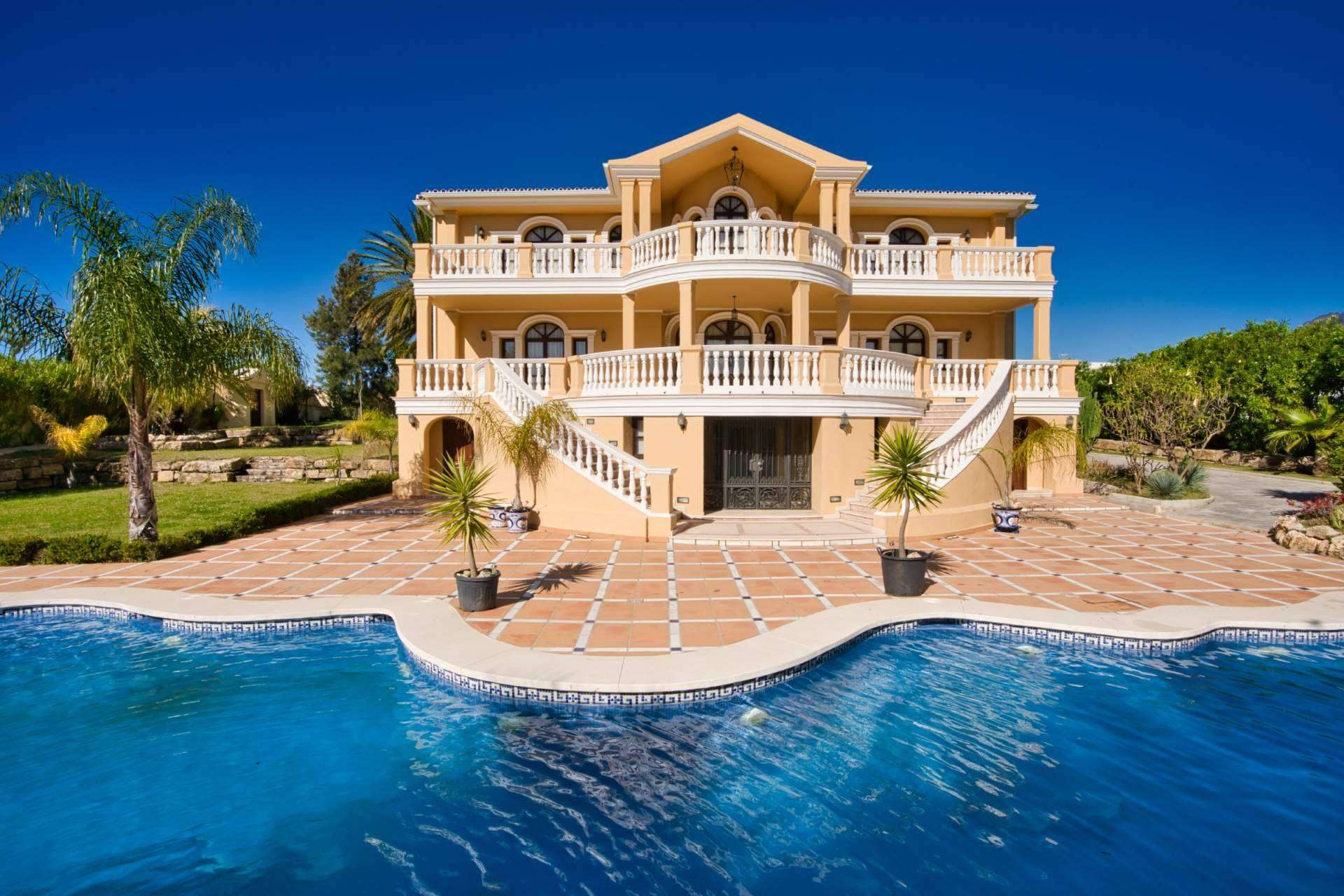 Villa Rosi, una villa clásica y de lujo bañada por el sol de Marbella, Zeuthen & Company