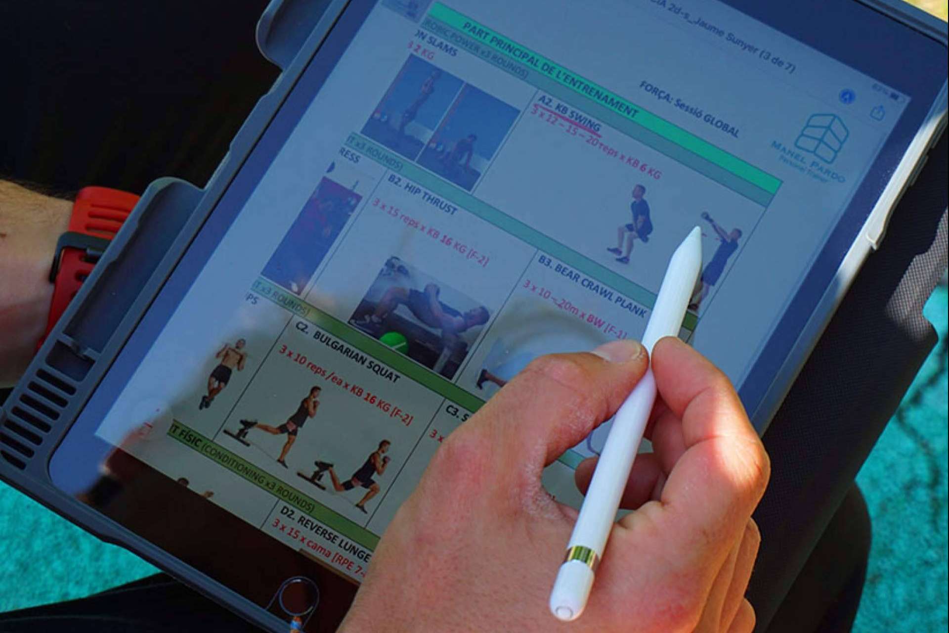 La app Harbiz usada por Manel Pardo, un entrenador personal, para trabajar con sus clientes
