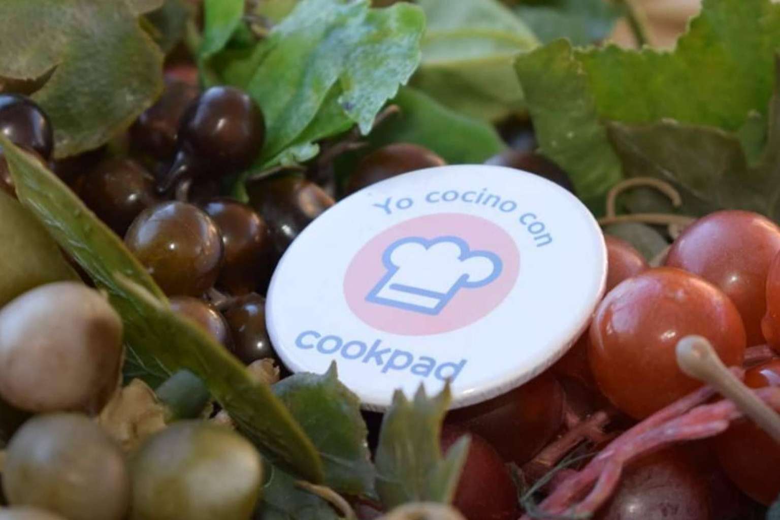 Socializar, reír, abrazar, comer… pero también cocinar, las claves para aumentar la felicidad a diario