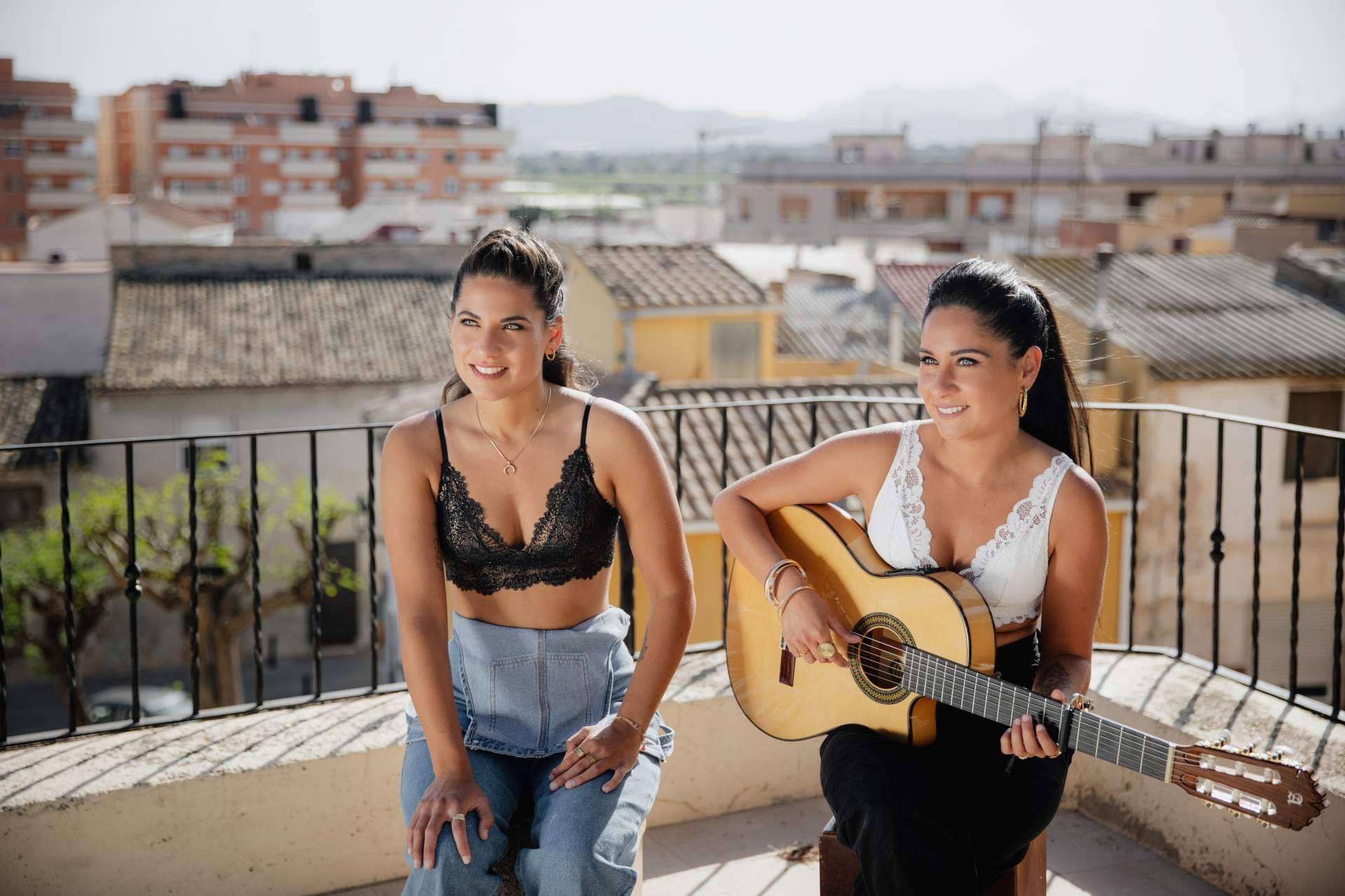 DOYA, las 2 hermanas hispano-francesas que arrasan en Francia, presentan su single 'No anda sola'