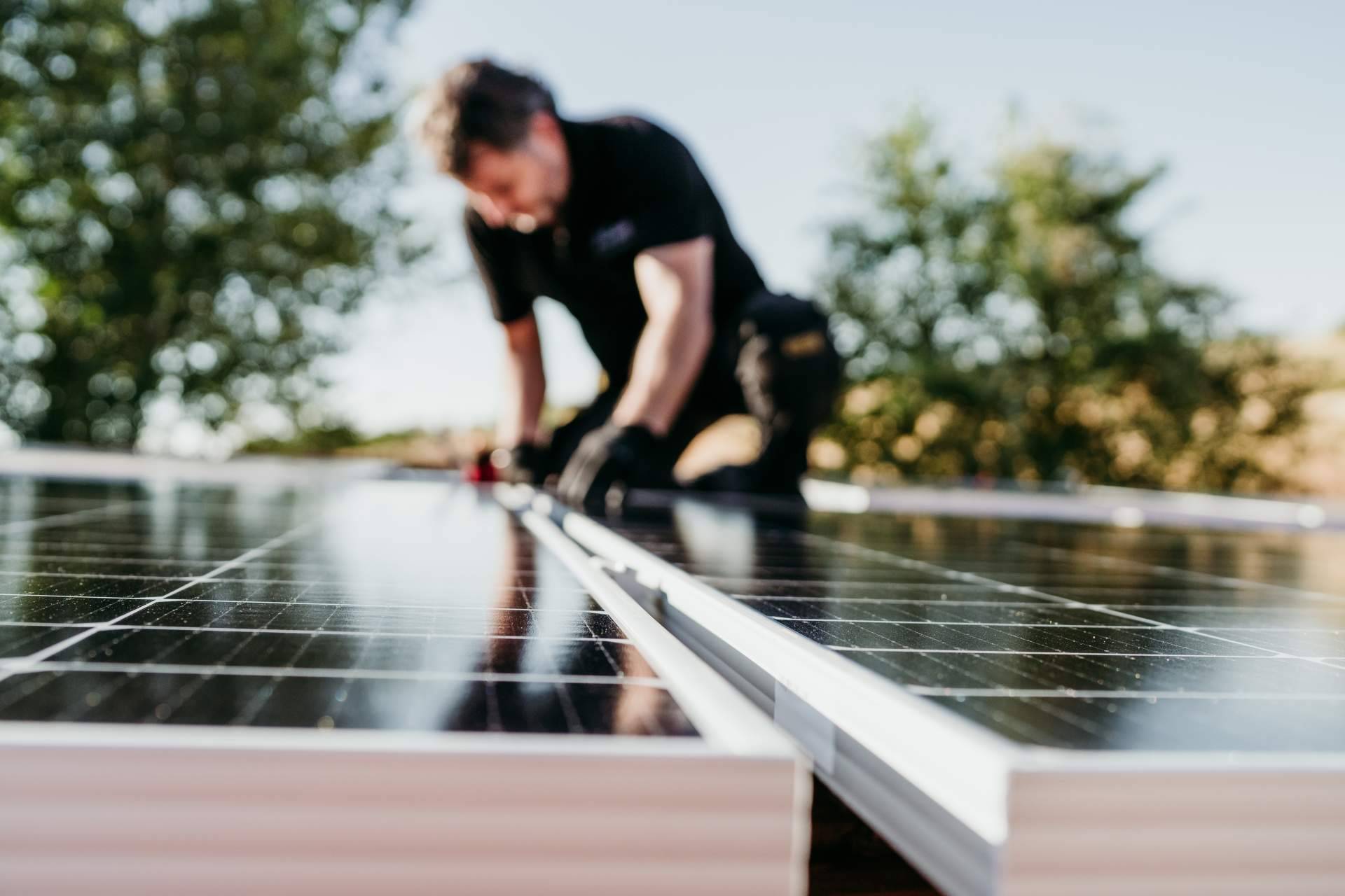 Instalación de energía solar para ayuntamientos del mundo rural con PVAI
