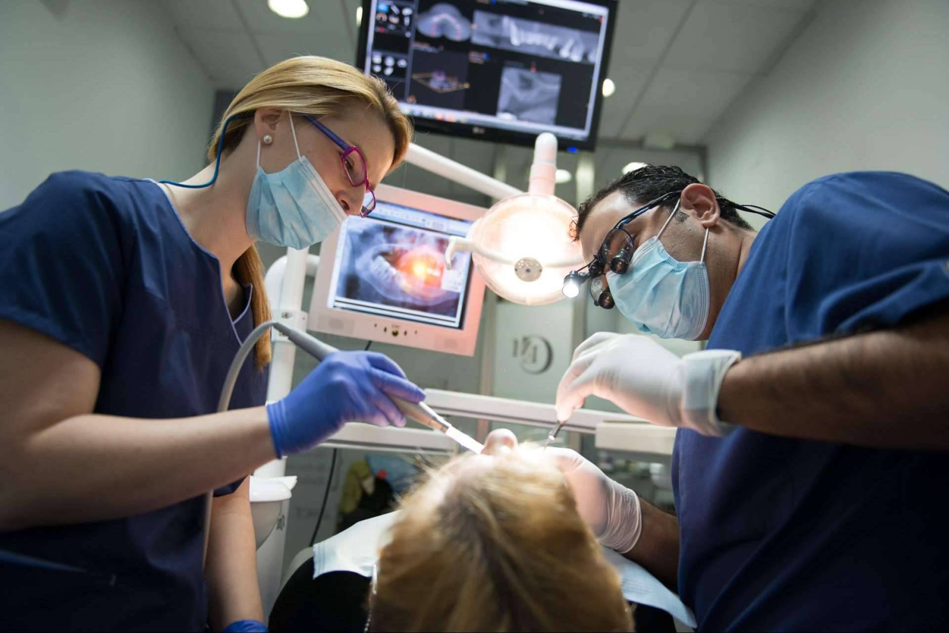 ¿Dónde encontrar las últimas tecnologías en atención odontológica? Implantes Sevilla