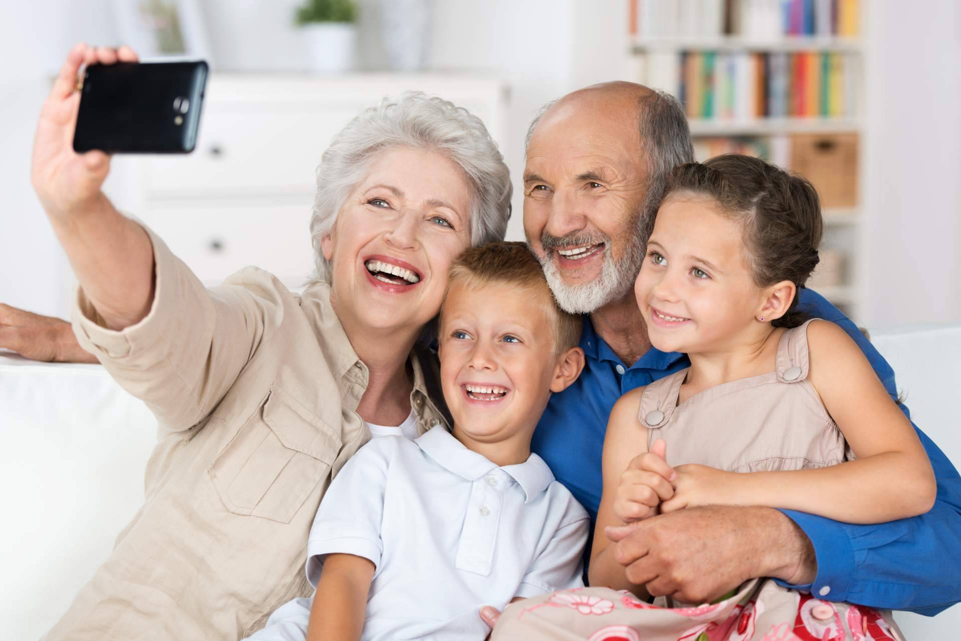 Relanzamiento de las tarifas familiares para compartir datos en el Día del Abuelo, por OROC Fibra y Móvil