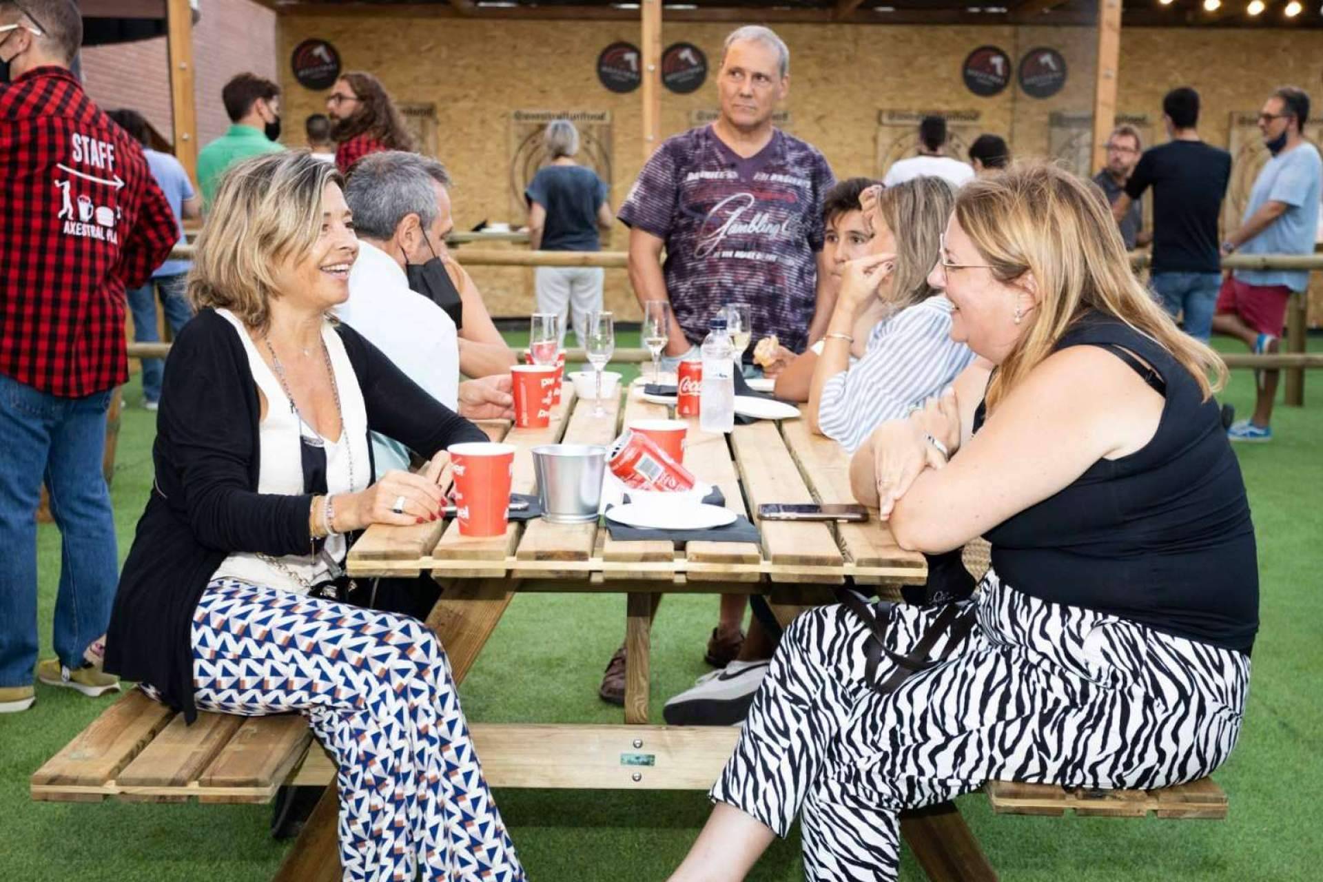 Axestral, la empresa que se dedica a practicar y promover el lanzamiento de hachas como actividad recreativa para despedidas y aniversarios