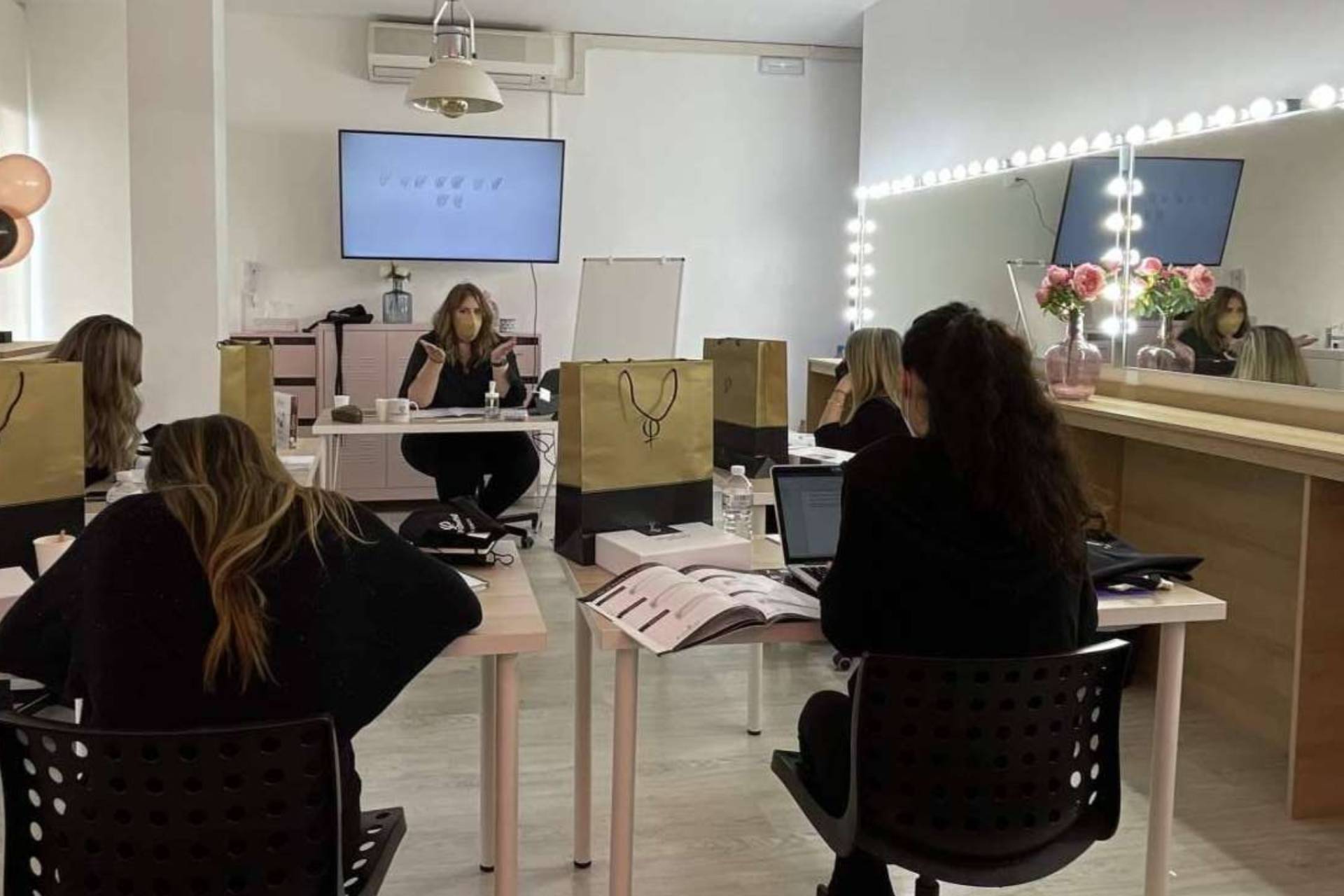 Cómo elegir un buen curso microblading para diferenciarse de la competencia