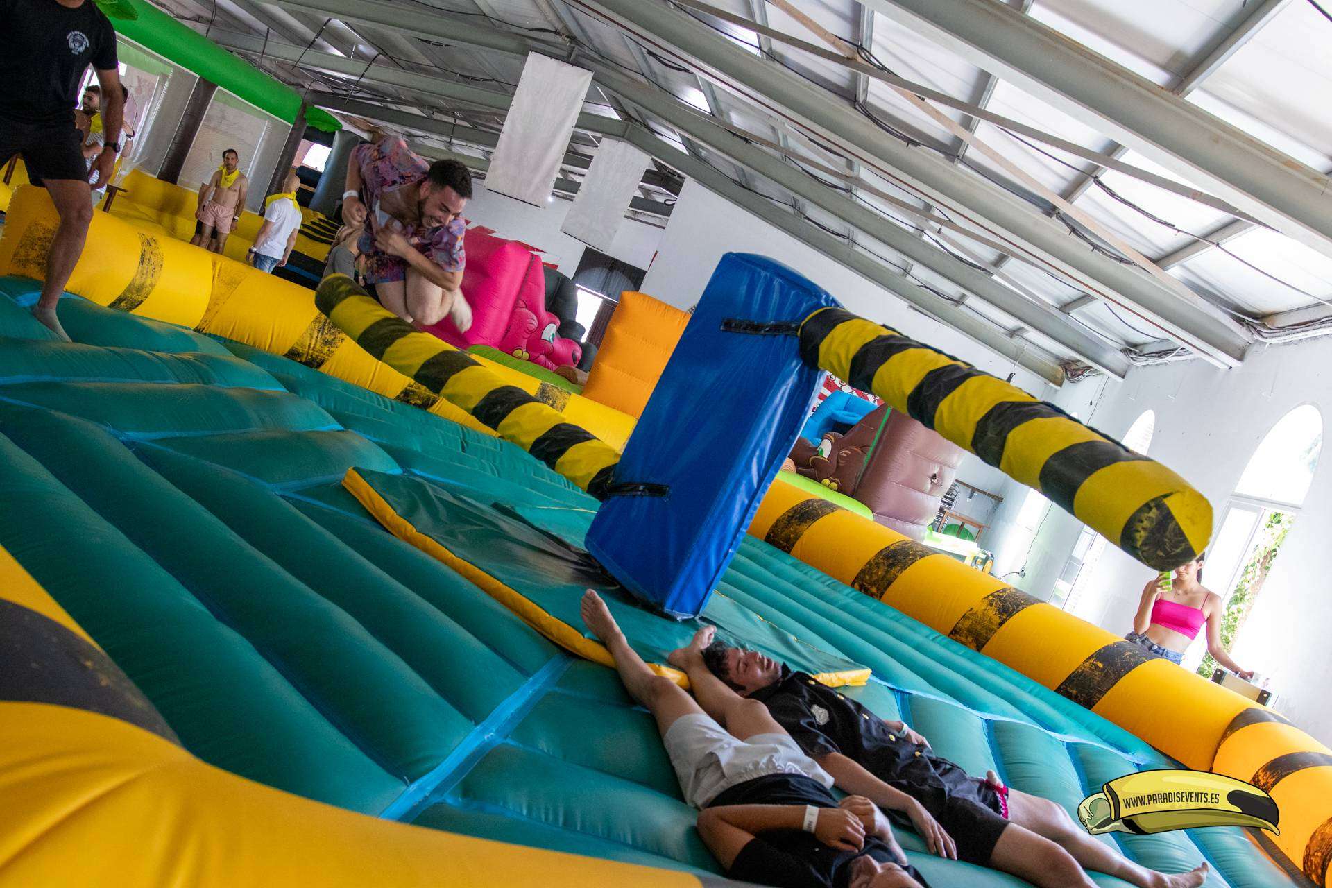 Diversión asegurada con las pruebas de Humor Amarillo en la finca Navalcarnero que ofrece Paradise Events