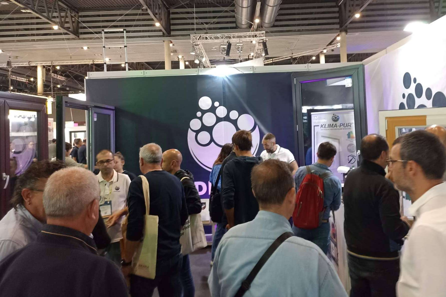 De la mano de las ventanas KLIMA-PUR y las espumas bioPUR, INDRESMAT SL obtiene un éxito rotundo en CONSTRUMAT 2023