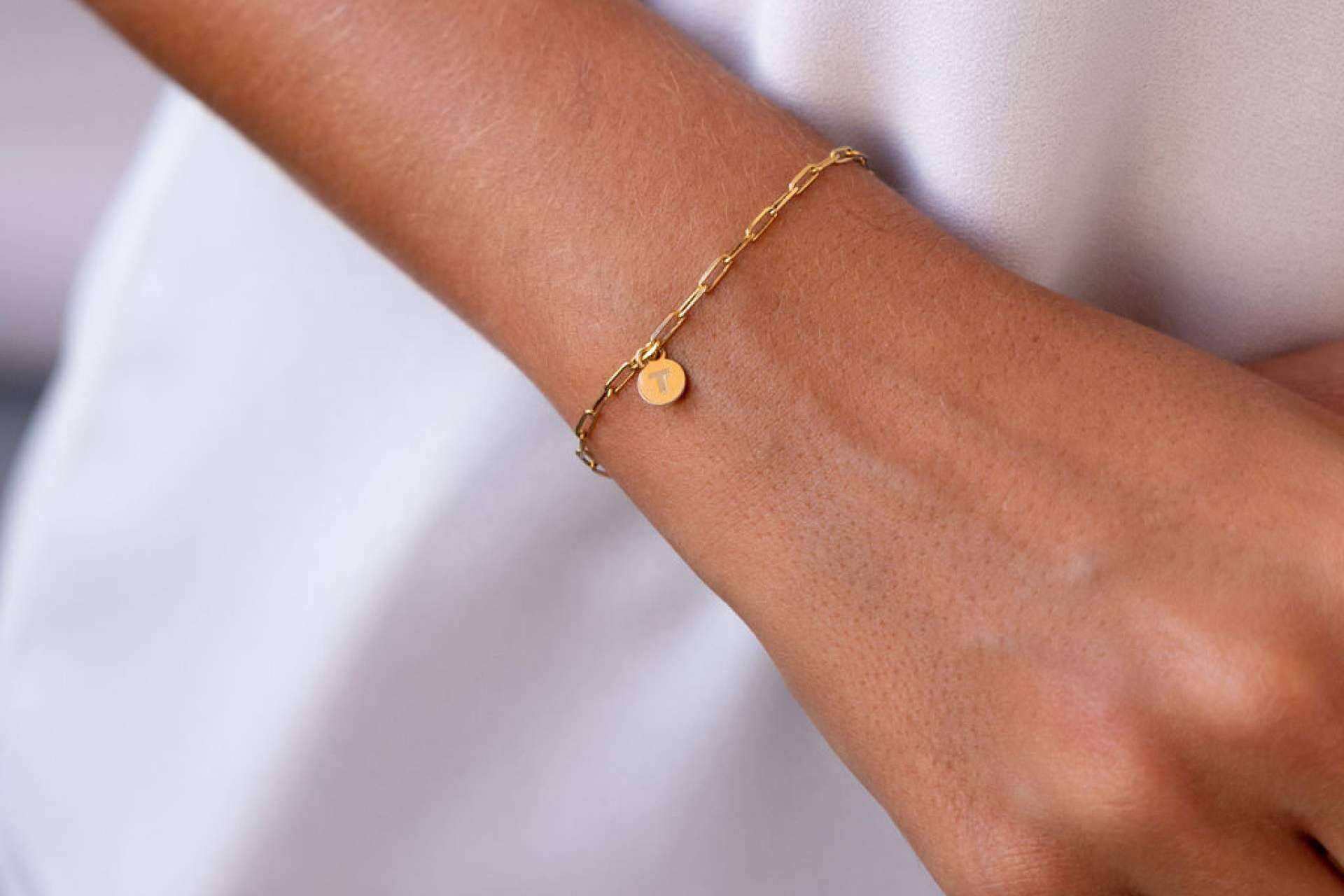 Pulseras con iniciales, un regalo significativo para una persona especial