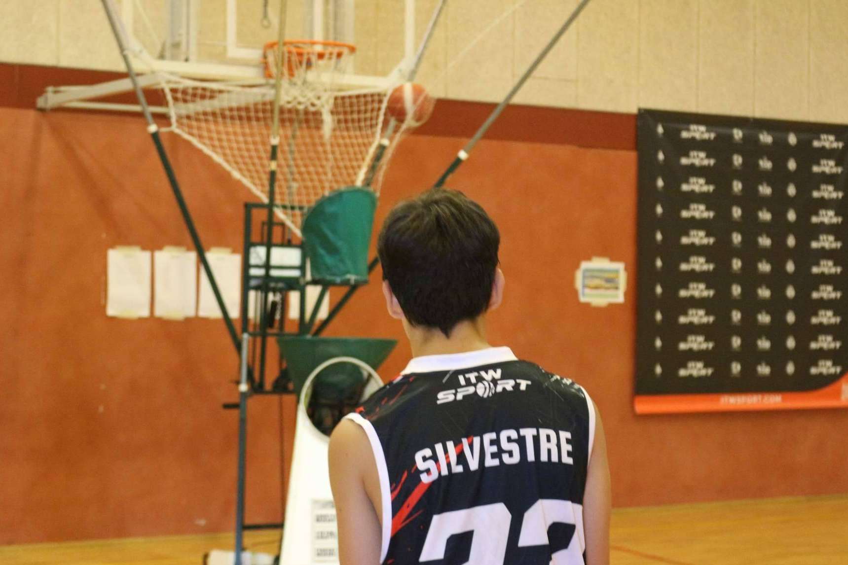 Cómo mejorar el lanzamiento en el baloncesto con una máquina de tiro, por ITW Sport