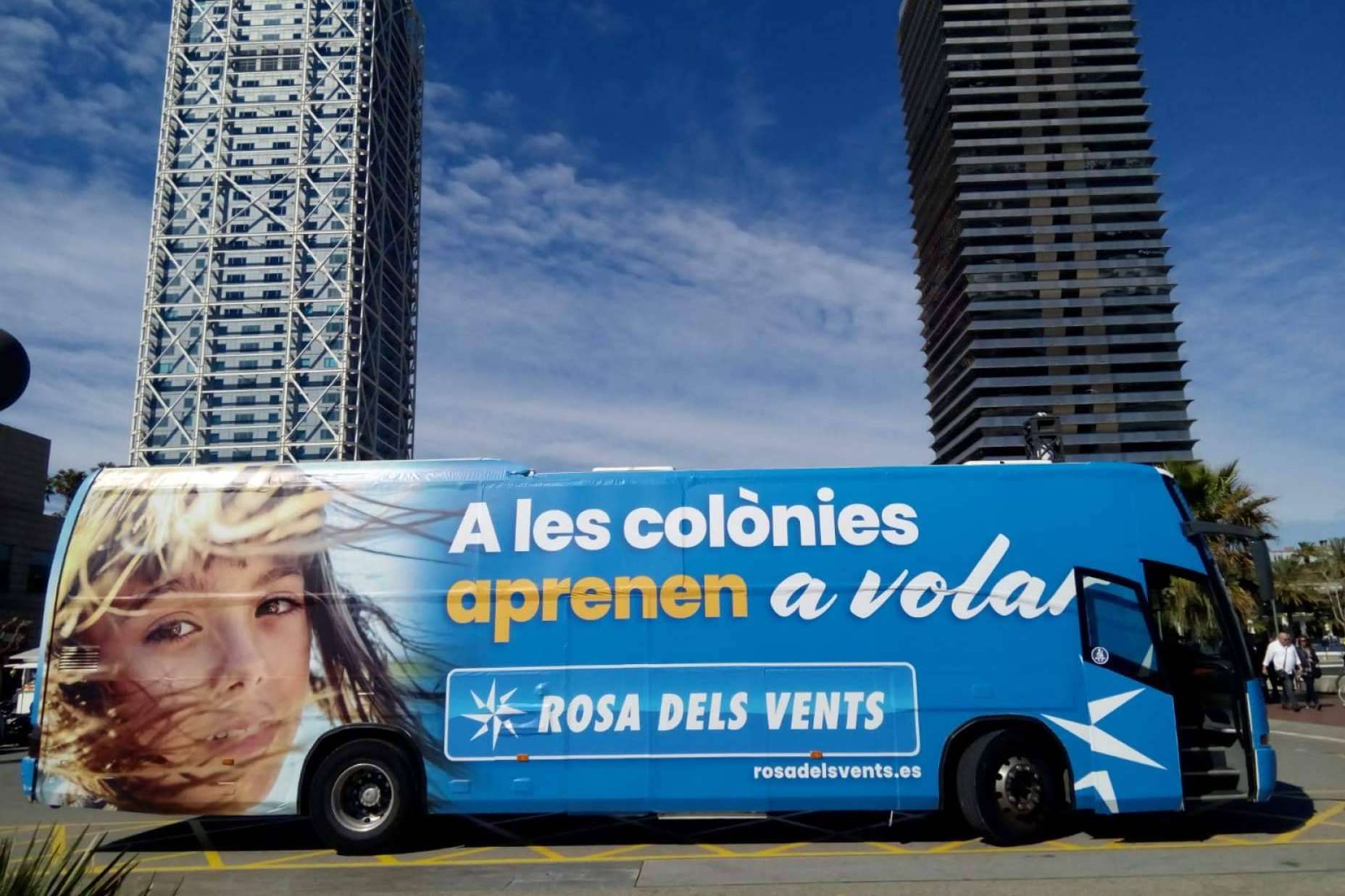 Los beneficios de la publicidad exterior con vehículos y autobuses promocionales