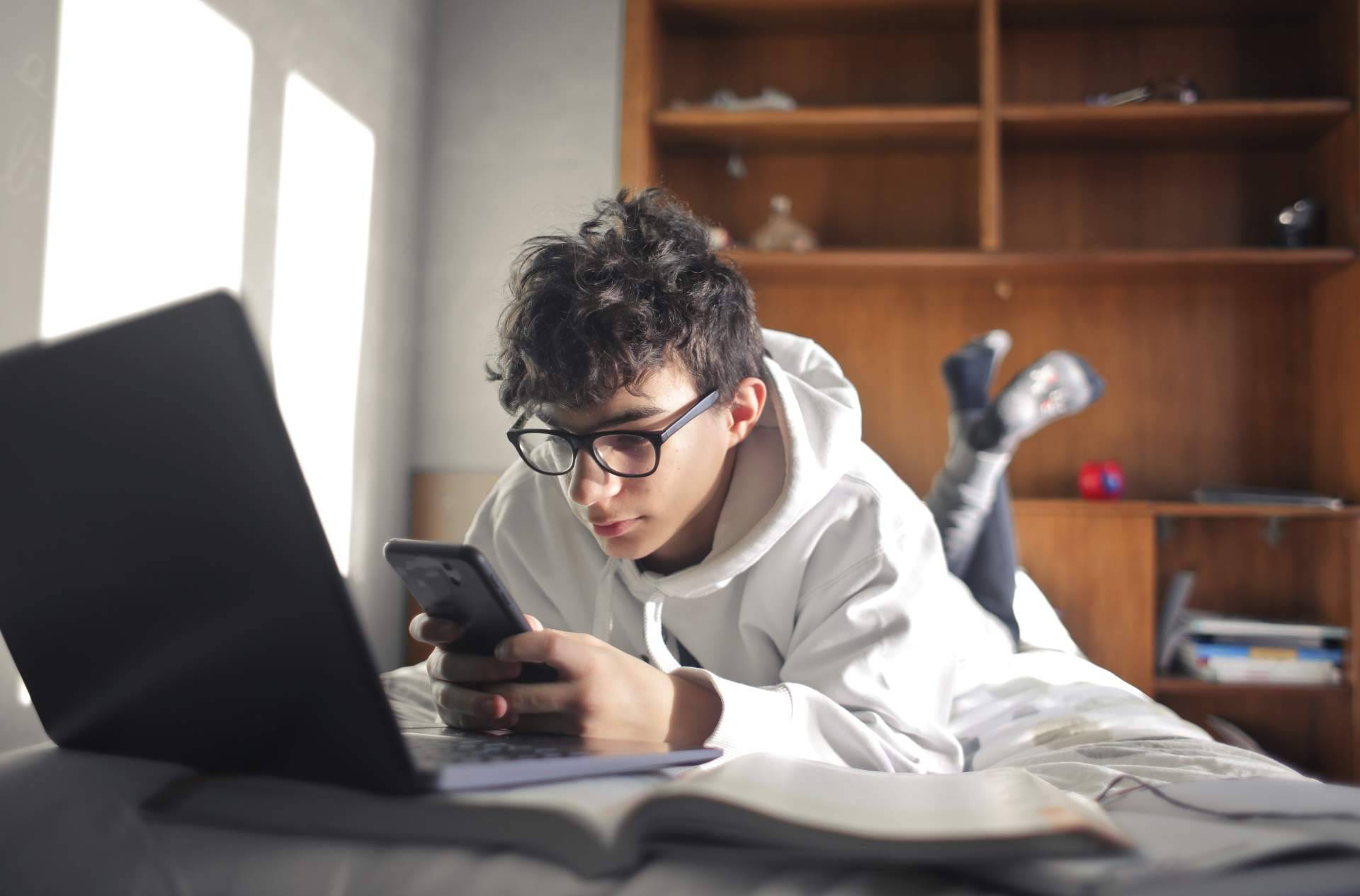 OROC lanza sus tarifas de fibra y móvil económicas y potentes para la vuelta al cole