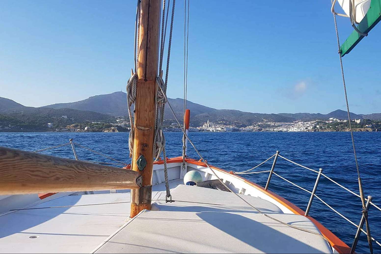 Comprar en Cadaqués, en el Cap de Creus, los accesorios náuticos de Motonàutica Manel