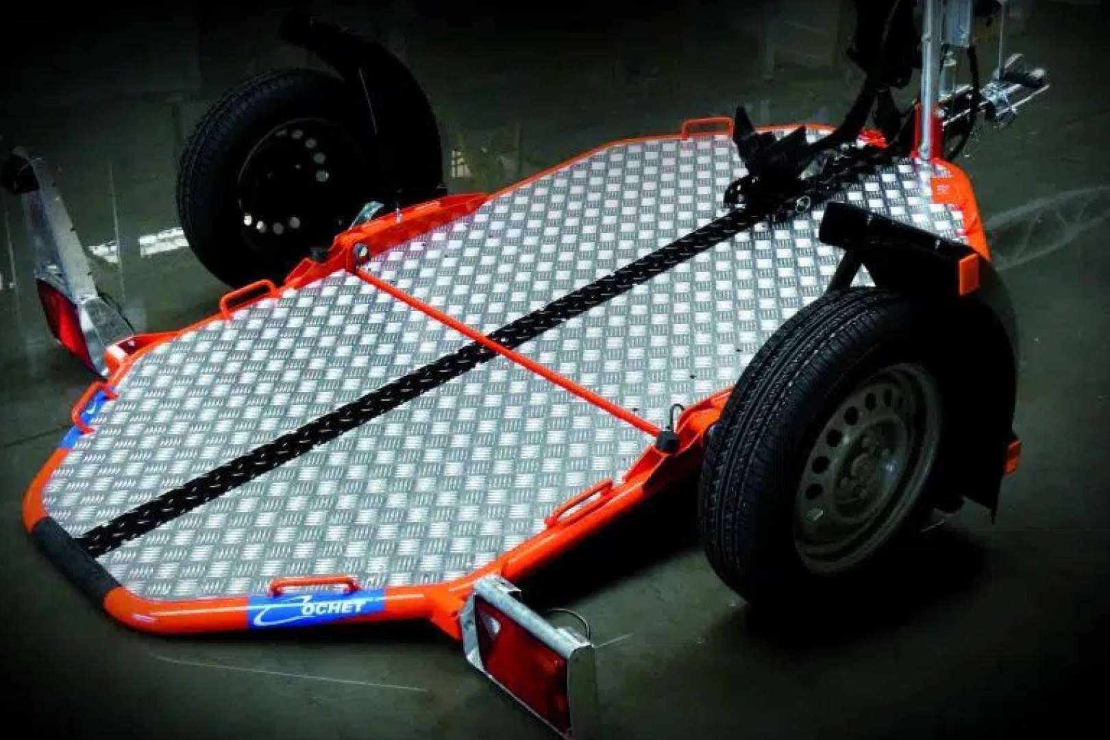 Buscoremolque ofrece un remolque de moto abatible y plegable