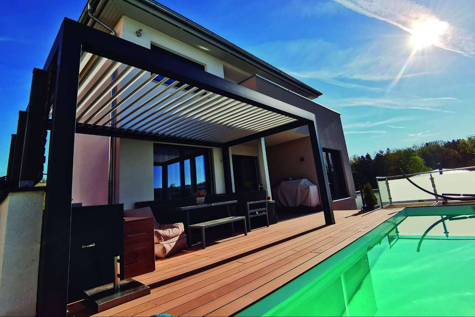 La pérgola bioclimática inteligente de C3 Systems para espacios al aire libre, Seesky-BIO