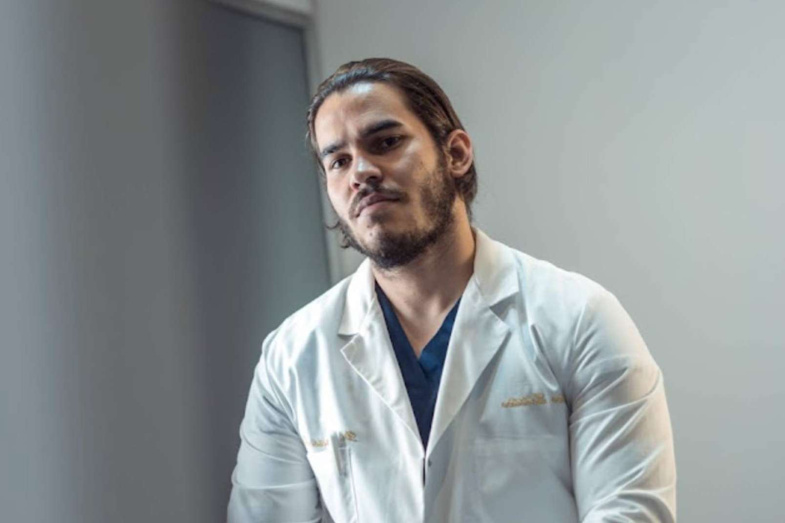 El doctor Jesús Mora y Capilar Innovation Clinic ofrece el tratamiento de microinjerto FUE zafiro para hombres y mujeres