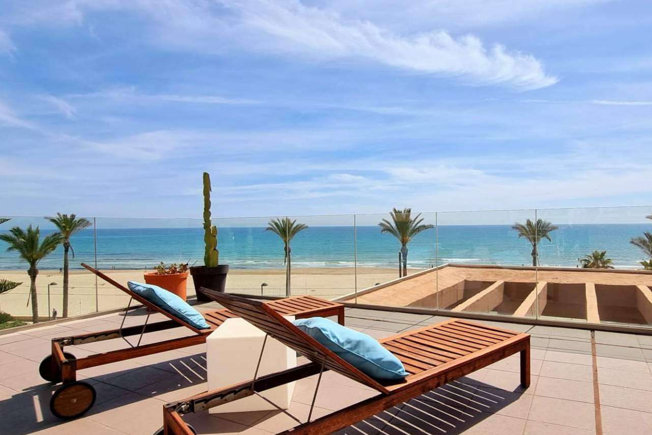 Poner en venta una propiedad en Playa San Juan y el Cabo de las Huertas de la mano de Home Target