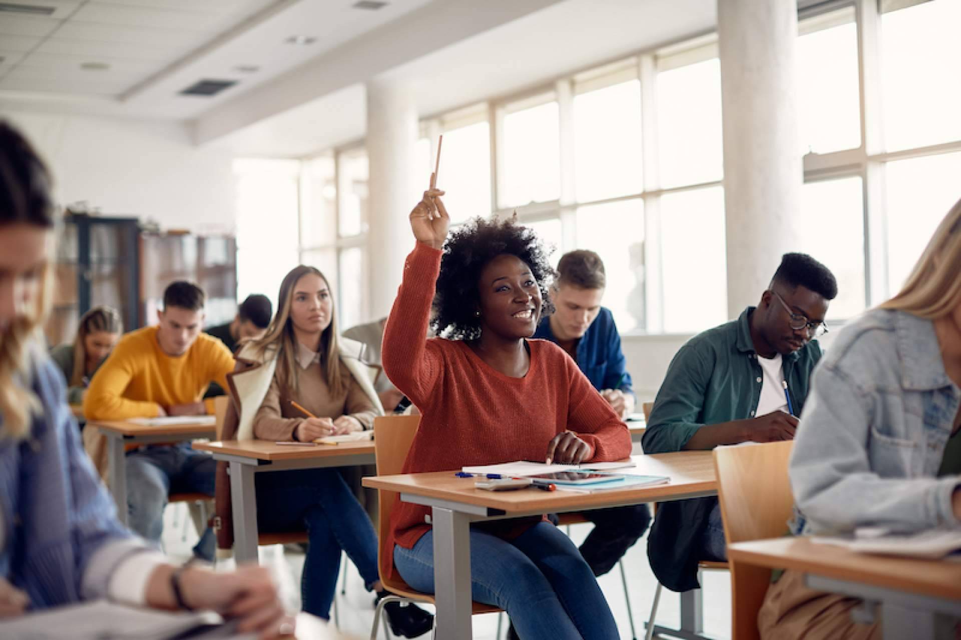 Contratación de graduados y doctores para ayudar a universitarios con sus trabajos, en ApruebaTodo