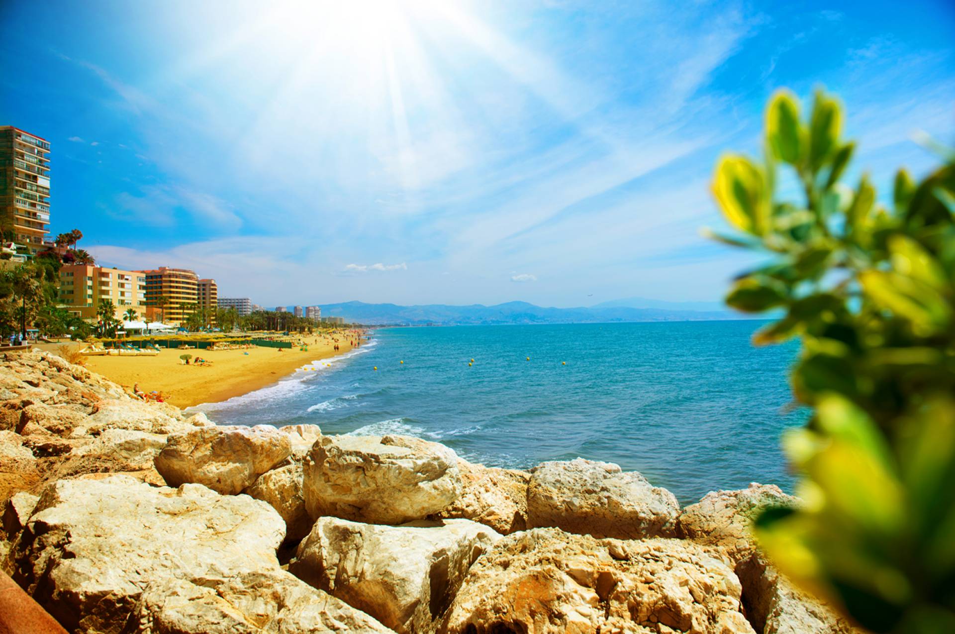 Los municipios de la AMT Sol y Playa multiplican por seis sus residentes durante este verano