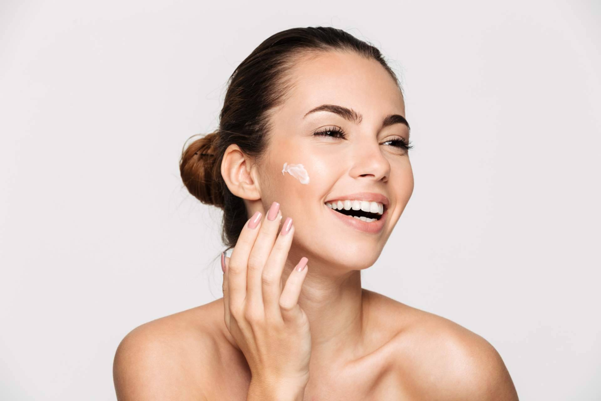 ¿Cómo es la cosmética facial para el cuidado de la piel?, con Farmacias 5 Estrellas