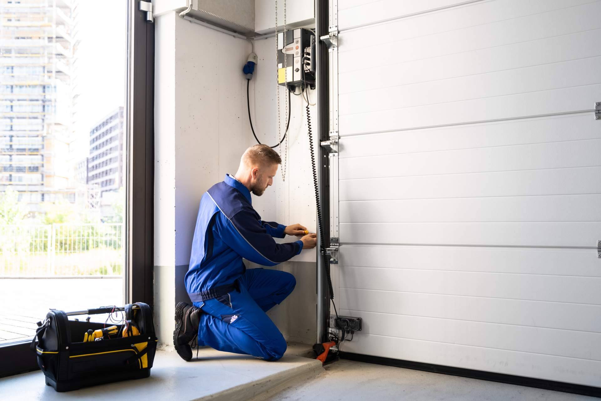 Segova, servicios de limpieza y mantenimiento preventivo de puertas de garaje y automatismos en Cataluña