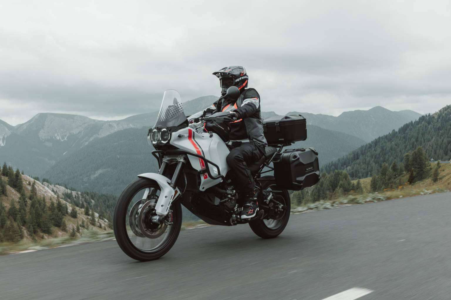 ¿Cuáles son las novedades de SW-MOTECH para equipar la moto?