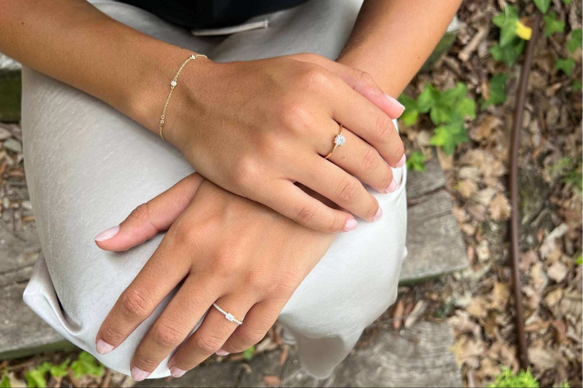 Las joyas básicas realzan la piel bronceada después del verano