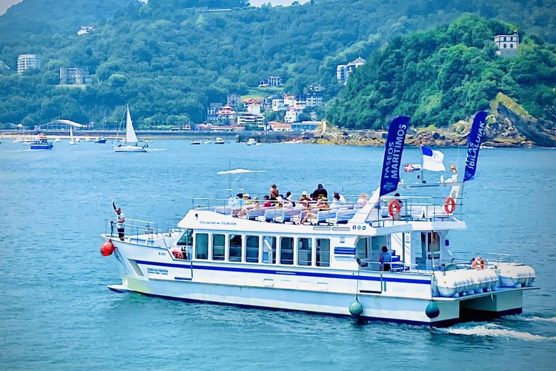 Grupos escolares a bordo del servicio turístico marítimo que ofrece Ciudad San Sebastián