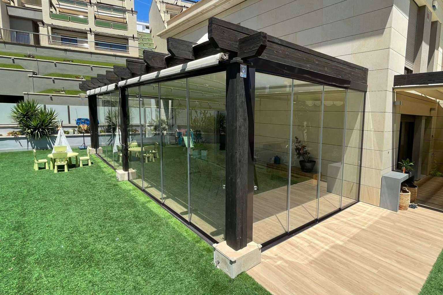 Las cortinas de cristal Airclos son una de las alternativas cada vez más elegidas por los interioristas