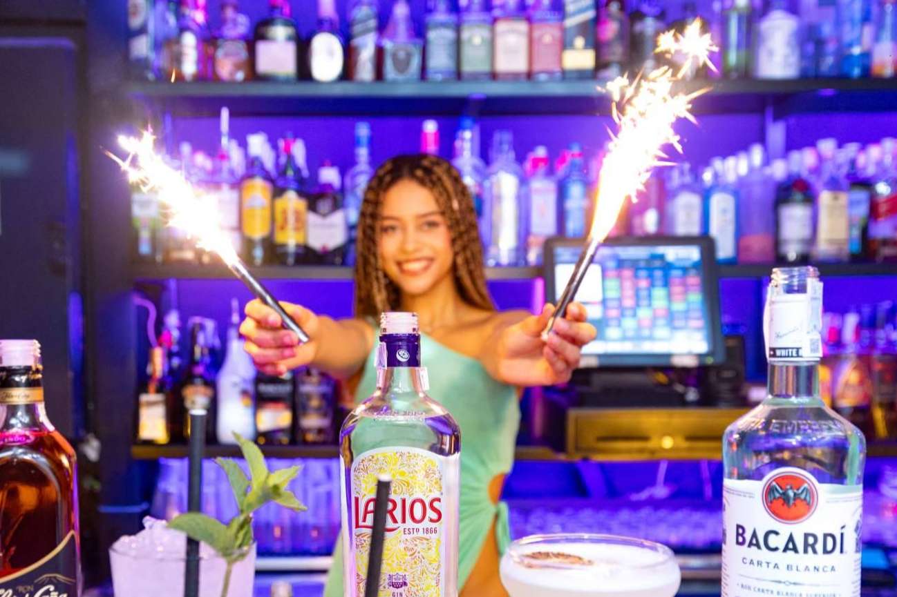 Espit Chupitos, una sala en Madrid en la que disfrutar con los amigos de más de 600 chupitos