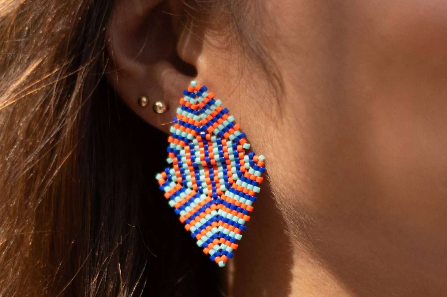 El impacto de piezas coloridas en verano de la mano de la joyería artesanal colombiana y los bolsos wayuu