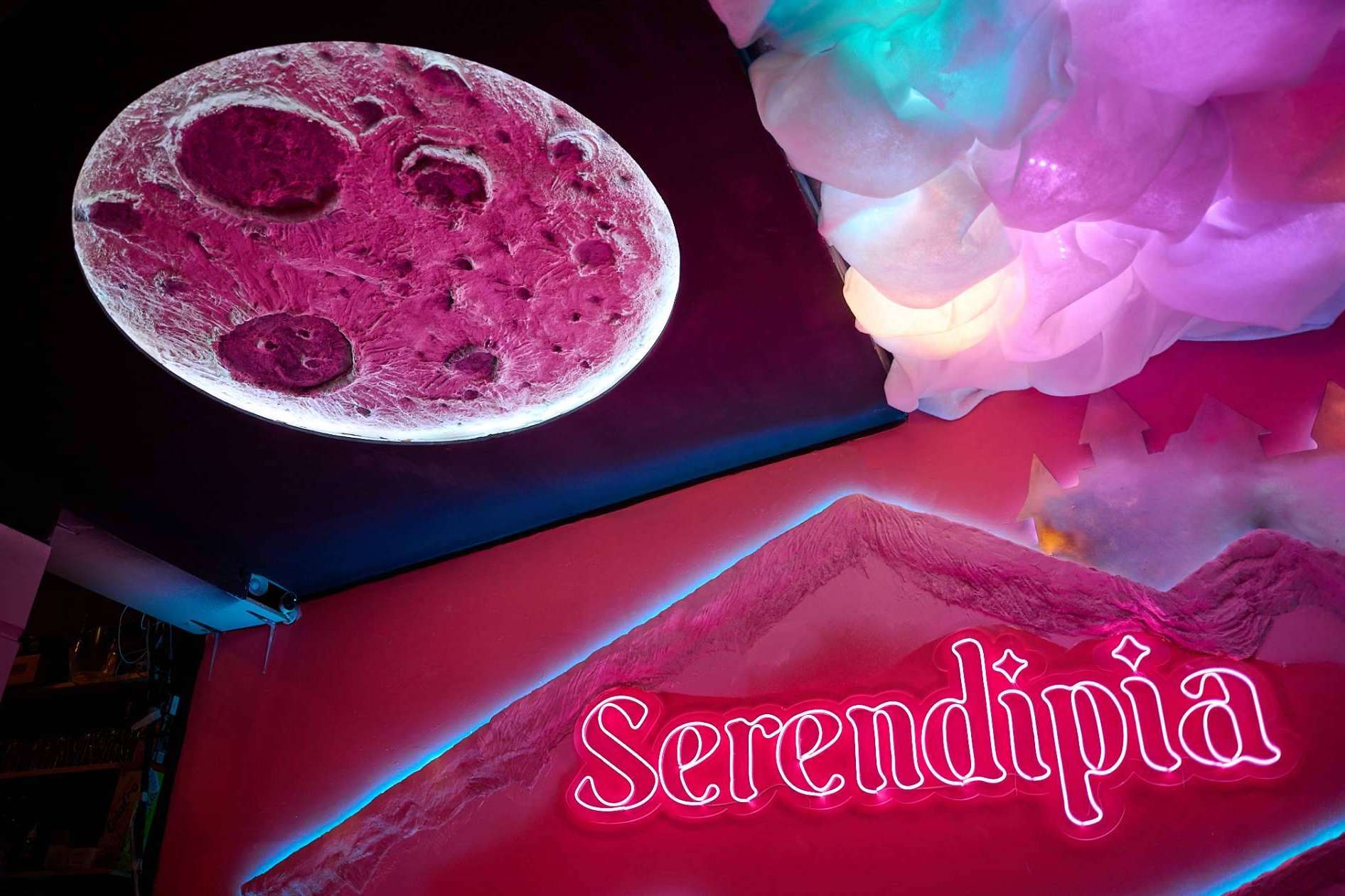La nueva decoración de La Caza Endulzada crea un espacio mágico de coctelería, brunch y tardeos