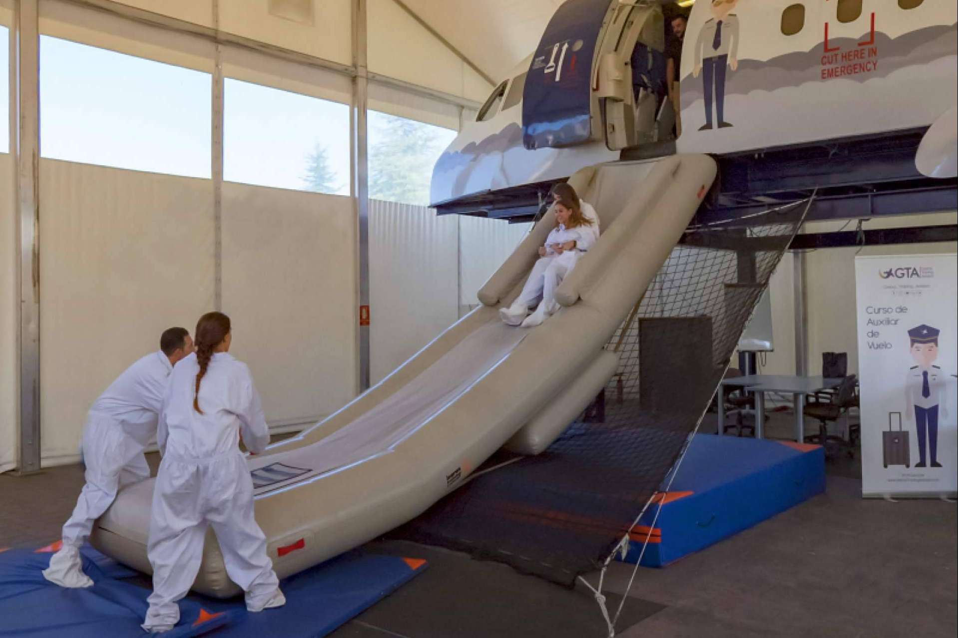 Cuáles son los principales requisitos para el curso de azafata de vuelo según Global Training Aviation
